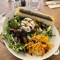 Restaurant Reine Jeanne - Salad with goat cheese