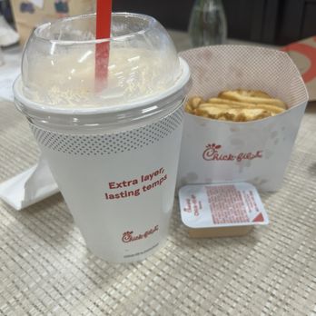 Chick-fil-A - Frozen Frosted Lemonade - Fast Food Near Me - Northridge, California