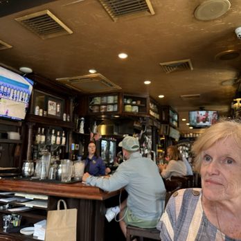 Mama's on the Half Shell - Queen of England - Bars Near Me - Baltimore, Maryland
