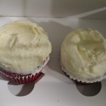 Magnolia Bakery - Dry red velvet cupcakes with a buttercream tasting frosting - not cream cheese - Bakeries Near Me - Chicago, Illinois Magnolia Bakery - Dry red velvet cupcakes with a buttercream tasting frosting - not cream cheese - Bakeries Near Me - Chicago, Illinois
