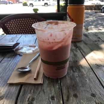 Juice On The Square - Smoothie with strawberries - Juice Bars & Smoothies Near Me - Santa Rosa, California