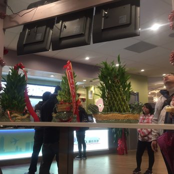 i-Tea - Cashier counter in the back. Three tv screens with menu! - Bubble Tea Near Me - San Leandro, California