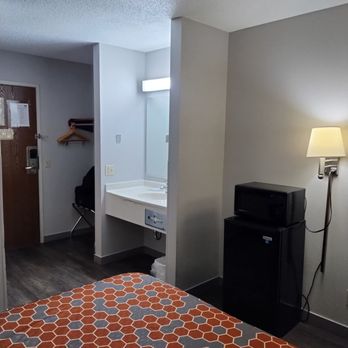 Econo Lodge - Sink area across from the bathroom. - Hotels Near Me - Princeton, Illinois Econo Lodge - Sink area across from the bathroom. - Hotels Near Me - Princeton, Illinois
