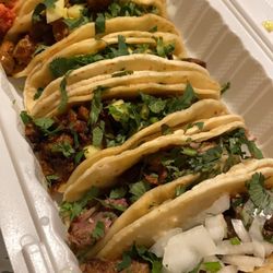 Tacos El Pinguino - Chorizo, Pastor, carnitas, bistec