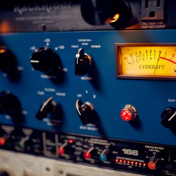 ES Audio Recording Studios - Tubetech CL1b - Music Production Services Near Me