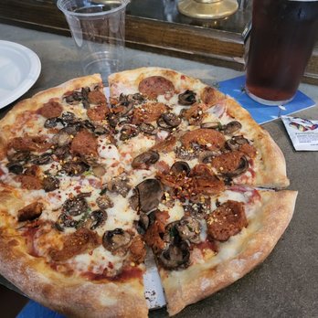 Macleod Ale Brewing - Custom pizza and pint of Cask Lucky Penny - Breweries Near Me - Van Nuys, California