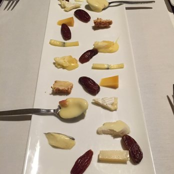 De Dis - Cheese plate with various types of hard and soft cheeses - Modern European Near Me - Scheveningen, ZH