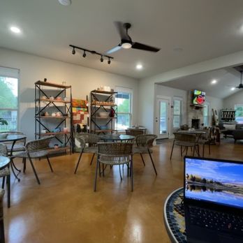Merry's Mud Pottery House - a dining room with a ceiling fan - Coffee & Tea Near Me - Round Rock, Texas Merry's Mud Pottery House - a dining room with a ceiling fan - Coffee & Tea Near Me - Round Rock, Texas