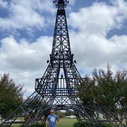 Instagram @PolloTheCaique and Paris Eiffel Tower