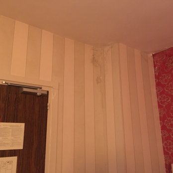 Hôtel d'Albion - Our room, very disappointing. Not like they advertise online. - Hotels Near Me - Paris, 75
