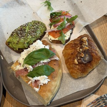 Starbucks Reserve Roastery Chicago - Avocado toast, salmon toast, focaccia, hazelnut croissant - Coffee Roasteries Near Me - Chicago, Illinois