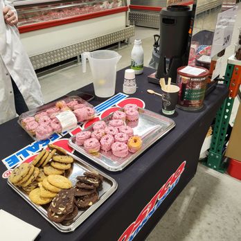 costco - Big huge samples. I chose the white chocolate cookie and a big cup of coffee. - Grocery Near Me - Täby, Alberta