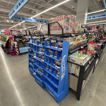 Lidl - Lidl Bronx Terminal Market's Midl with assorted Limited Time items including an odd variety of non-foods - Grocery Near Me - Bronx, New York Lidl - Lidl Bronx Terminal Market's Midl with assorted Limited Time items including an odd variety of non-foods - Grocery Near Me - Bronx, New York