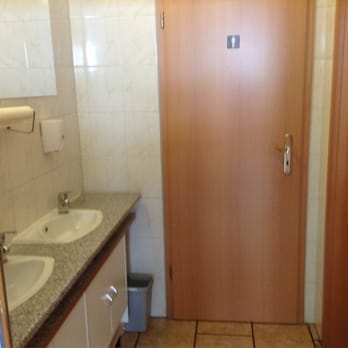 Bei Lena - Interessante Aufteilung der Toiletten. Waschbecken für Alle. - German Near Me - Cologne, NW Bei Lena - Interessante Aufteilung der Toiletten. Waschbecken für Alle. - German Near Me - Cologne, NW