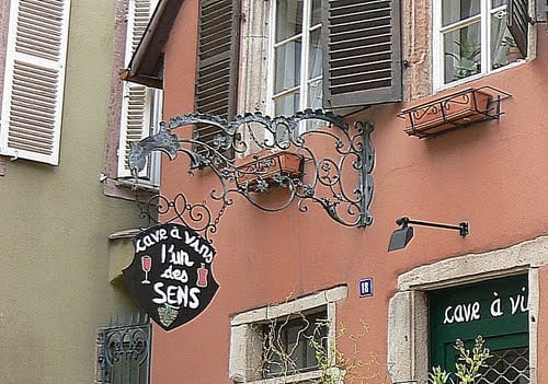 L’Un des Sens | Assiettes gourmandes et canons à partager au bar à vin intimiste du vieux Colmar by null