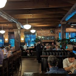 Jonah's 2601 Oyster Bar - Wooden atmosphere