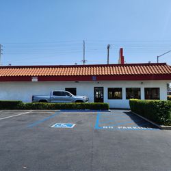 Valley Super Burger - Parking lot view