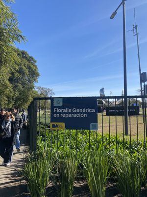 Floralis Generica by null