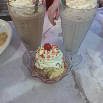 Little Anthony's Diner - Delightful desert to a otherwise let down of a night. - American Near Me - Tucson, Arizona Little Anthony's Diner - Delightful desert to a otherwise let down of a night. - American Near Me - Tucson, Arizona
