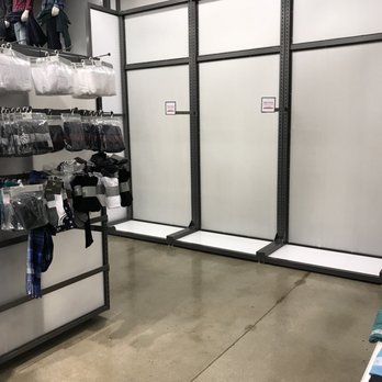Old Navy - Lots of empty shelves in this location - Men's Clothing Near Me - Carson, California Old Navy - Lots of empty shelves in this location - Men's Clothing Near Me - Carson, California