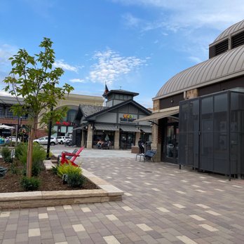 Tutti Frutti Frozen Yogurt - the outside of a building - Ice Cream & Frozen Yogurt Near Me - Aurora, Colorado