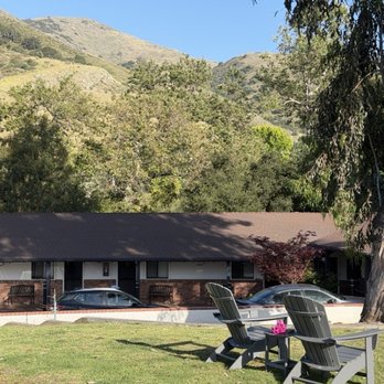 Peach Tree Inn - Sitting area in the middle of the complex - Hotels Near Me - San Luis Obispo, California