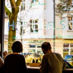 Bagelmann Café - "Hot Bagel" in der selbstgebauten Ladeneinrichtung.