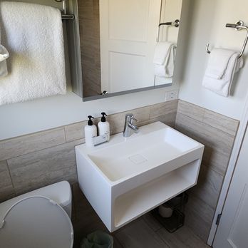 Harbor House Inn - 20th-century bathroom refurbished for the 21st century. - Hotels Near Me - Santa Barbara, California Harbor House Inn - 20th-century bathroom refurbished for the 21st century. - Hotels Near Me - Santa Barbara, California