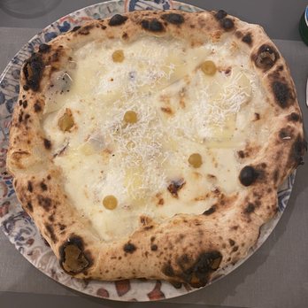 Acqua e Farina - 6/7 formaggi pizza - Pizza Near Me - Vicenza, Virgin Islands