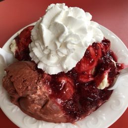 Raspberry sundae with vanilla and red velver ice cream