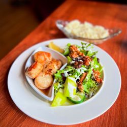 Sydney Street Pub - Pan seared Digby Scallops with Waldorf salad and mashed potatoes - YUM!!