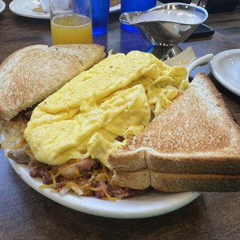 Courtyard Cafe Dells - Meatlovers Skillet - Breakfast & Brunch Near Me - Wisconsin Dells, Wisconsin
