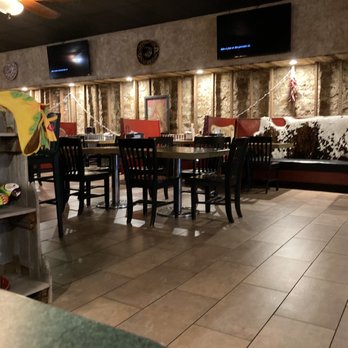 Cinco De Mayo - Seating area, very clean and no crumbs or trash on the floor - Mexican Near Me - Okmulgee, Oklahoma