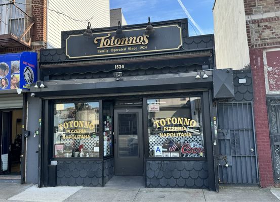 Totonno's by null