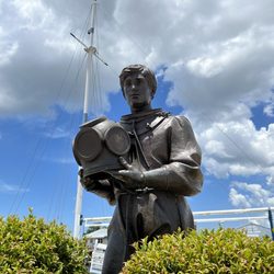 The sponge diver statue