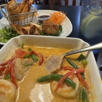 Thai Paradise Restaurant - Las Vegas - Curry soup and sampler - Thai Near Me - Las Vegas, Nevada
