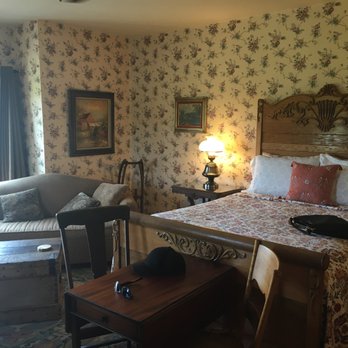 Chanticleer Guest House - Granary Room - Bed & Breakfast Near Me - Sturgeon Bay, Wisconsin