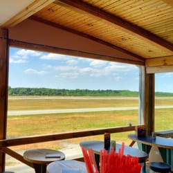 Coffee To Fly - Ausblick aufs Rollfeld