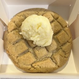 Waffle cookie (with buttercream frosting and syrup) Waffle cookie (with buttercream frosting and syrup)