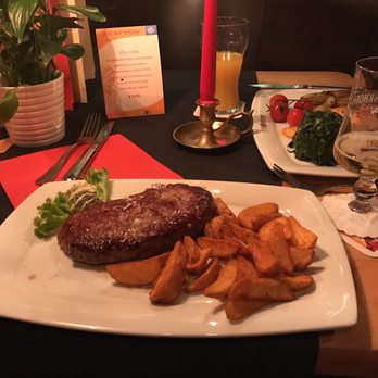 Pfefferkorn - Dry-Aged Roastbeef Regular Cut (350g) mit Kartoffelecken - German Near Me - Essen, NW Pfefferkorn - Dry-Aged Roastbeef Regular Cut (350g) mit Kartoffelecken - German Near Me - Essen, NW