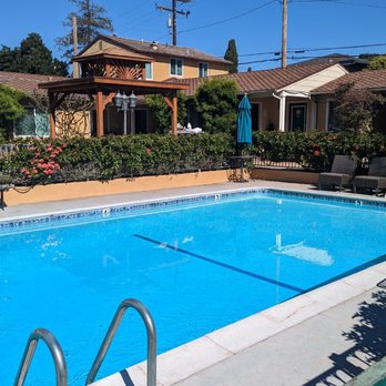 Oasis Inn and Suites - Pool.  Looked very clean. - Hotels Near Me - Santa Barbara, California