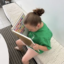 High Nails & Spa - Daughter picking colors