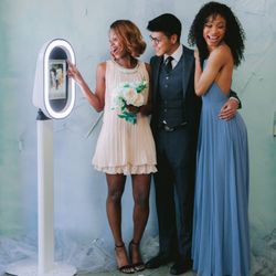 Miami Fotobooth - Wedding guests having fun with our sleek and modern photo booth