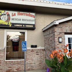 La Herradura - Sign showing open for lunch and dinner