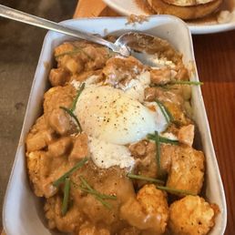 Tater tot poutine