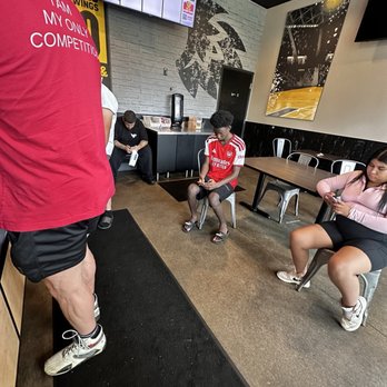 Buffalo Wild Wings GO - +15 people waiting for their food.  Nothing is being sent out and it's been +30min. - Chicken Wings Near Me - Chicago, Illinois