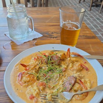 Crooked Oak Tavern - Shrimp and grits with hazy IPA - American Near Me - Conway, South Carolina