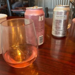 North Fork Pizza - Underwood Brewing Co canned wines - Rose and Pinot Grigio