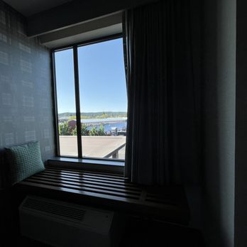 SpringHill Suites by Marriott Bend - Window seat - Hotels Near Me - Bend, Oregon SpringHill Suites by Marriott Bend - Window seat - Hotels Near Me - Bend, Oregon