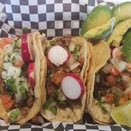 Steak tacos with radishes and avocado Steak tacos with radishes and avocado